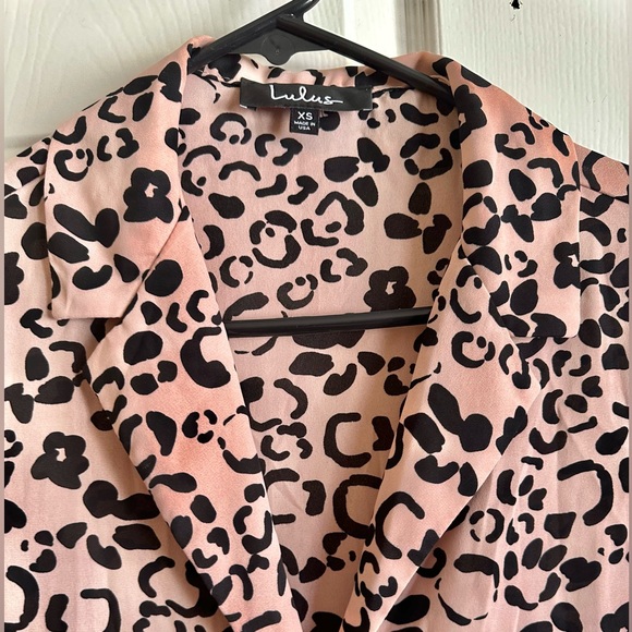 Lulu’s cheetah print blush pink crop top button up size XS. NWOT - Picture 3 of 3